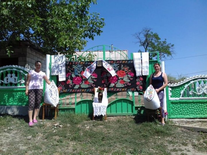 Şi-au întins zestrea pe garduri! Modul inedit în care s-a desfăşurat în acest an Festivalul "La Hușcă" din Coșcalia (FOTO)