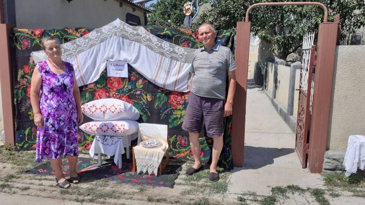 Şi-au întins zestrea pe garduri! Modul inedit în care s-a desfăşurat în acest an Festivalul "La Hușcă" din Coșcalia (FOTO)