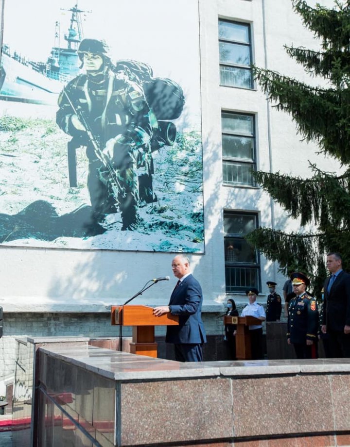 Militarii care au participat la parada de la Moscova, decoraţi de şeful statului (VIDEO)