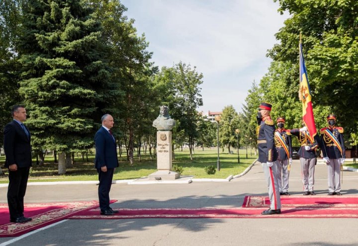 Militarii care au participat la parada de la Moscova, decoraţi de şeful statului (VIDEO)