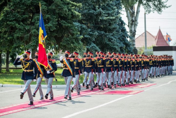 Militarii care au participat la parada de la Moscova, decoraţi de şeful statului (VIDEO)