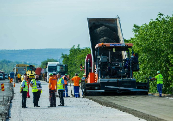 Lucrările de construcţie a şoselei de centură a Capitalei, inspectate de şeful statului