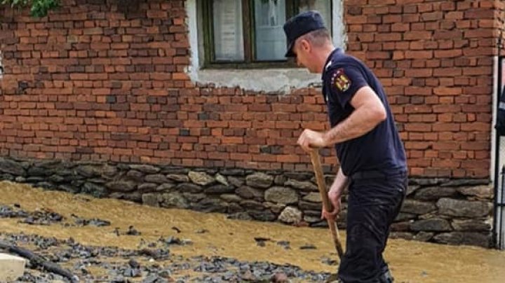 Inundaţii severe în România. 11 localităţi din şase judeţe, afectate de ploi (FOTO)