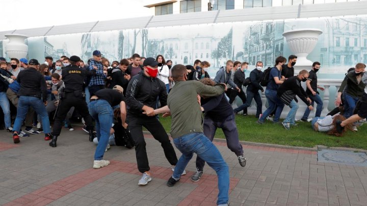 Proteste violente în Belarus, după refuzul CEC de a înregistra doi candidaţi de opoziţie (VIDEO)