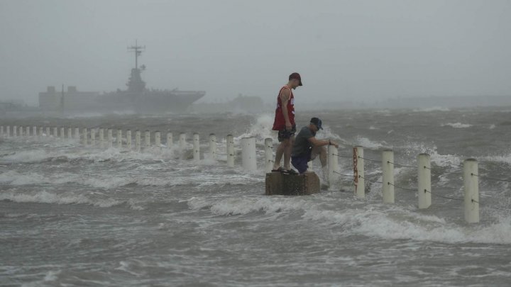 Trei furtuni tropicale amenință Statele Unite și Insulele Caraibe