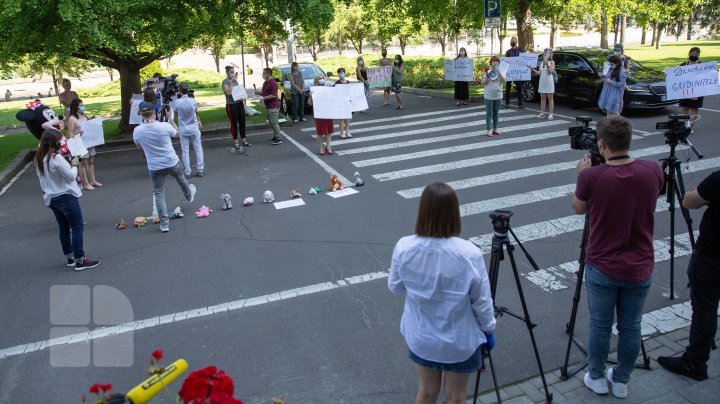 Protest la Guvern! Părinții Solidari cer redeschiderea grădinițelor (FOTOREPORT)