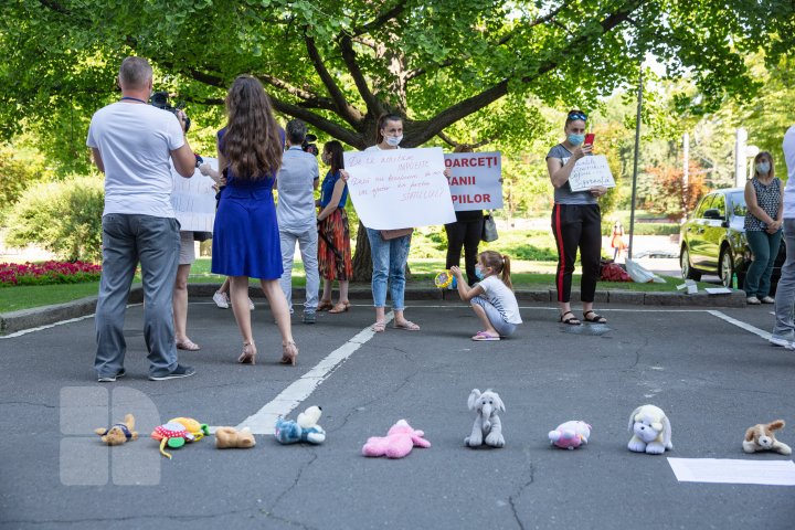 Protest la Guvern! Părinții Solidari cer redeschiderea grădinițelor (FOTOREPORT)