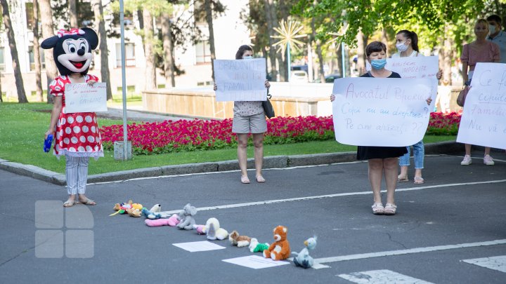 Protest la Guvern! Părinții Solidari cer redeschiderea grădinițelor (FOTOREPORT)