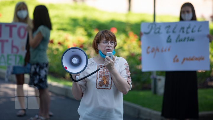 Protest la Guvern! Părinții Solidari cer redeschiderea grădinițelor (FOTOREPORT)