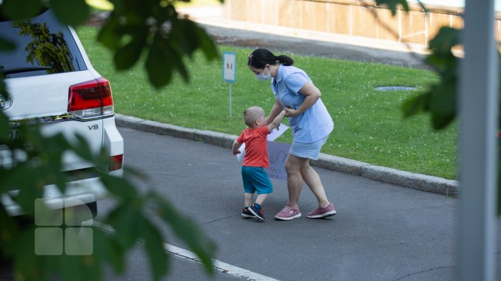 Protest la Guvern! Părinții Solidari cer redeschiderea grădinițelor (FOTOREPORT)