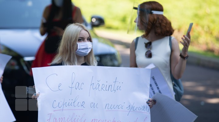 Protest la Guvern! Părinții Solidari cer redeschiderea grădinițelor (FOTOREPORT)