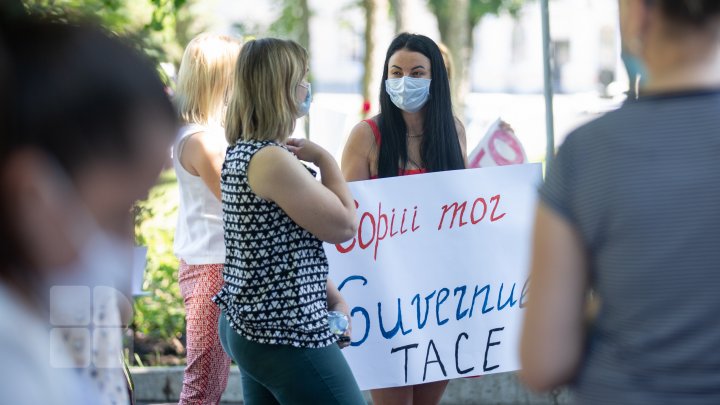 Protest la Guvern! Părinții Solidari cer redeschiderea grădinițelor (FOTOREPORT)