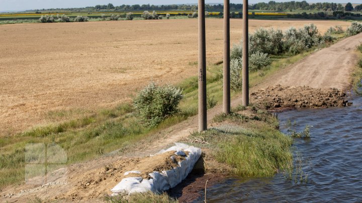 Digurile de protecţie ridicate în raioanele Cantemir şi Cahul i-au scăpat pe oameni de inundaţii. Situaţia din localităţi (FOTOREPORT)