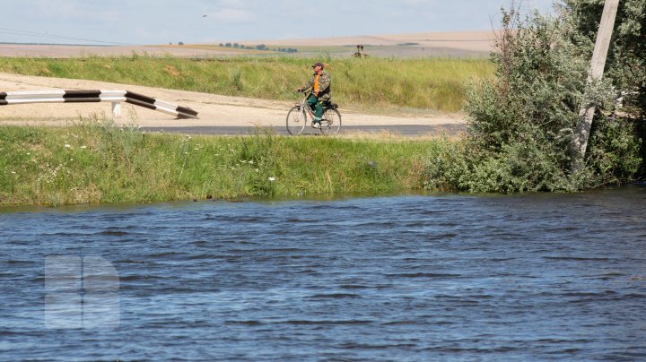 Digurile de protecţie ridicate în raioanele Cantemir şi Cahul i-au scăpat pe oameni de inundaţii. Situaţia din localităţi (FOTOREPORT)