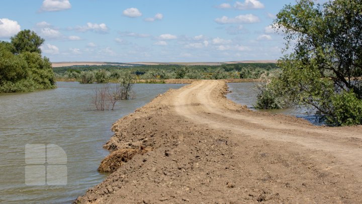 Digurile de protecţie ridicate în raioanele Cantemir şi Cahul i-au scăpat pe oameni de inundaţii. Situaţia din localităţi (FOTOREPORT)