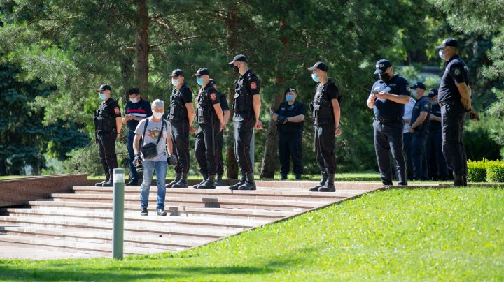 PROTEST la Parlament. "UNIREA": Deputaţii nu mai sunt reprezentanţi ai poporului, sunt strict unelte în mâna unor grupări criminale