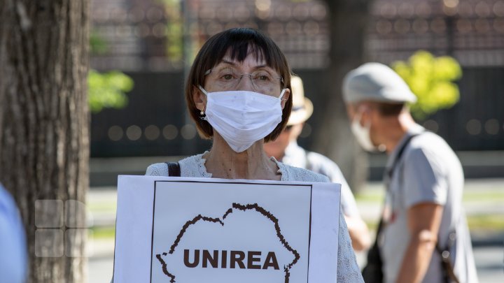 PROTEST la Parlament. "UNIREA": Deputaţii nu mai sunt reprezentanţi ai poporului, sunt strict unelte în mâna unor grupări criminale