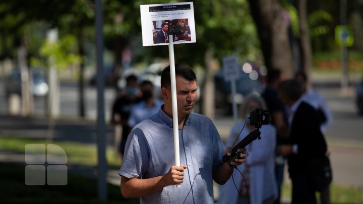 PROTEST la Parlament. "UNIREA": Deputaţii nu mai sunt reprezentanţi ai poporului, sunt strict unelte în mâna unor grupări criminale