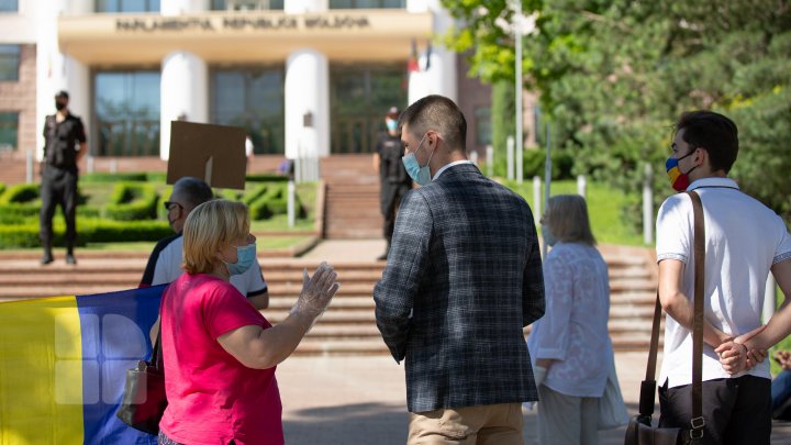 PROTEST la Parlament. "UNIREA": Deputaţii nu mai sunt reprezentanţi ai poporului, sunt strict unelte în mâna unor grupări criminale