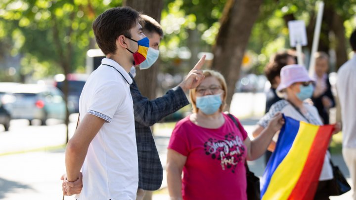 PROTEST la Parlament. "UNIREA": Deputaţii nu mai sunt reprezentanţi ai poporului, sunt strict unelte în mâna unor grupări criminale