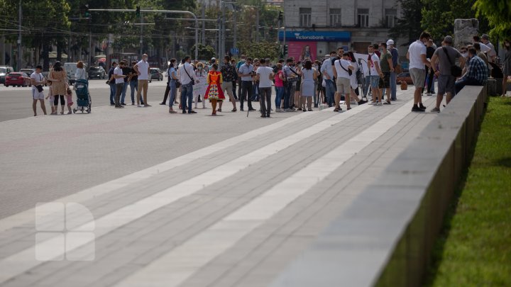 (FOTO) Angajații din industria divertismentului se plâng că pandemia i-a lăsat fără bani. Reacţia Guvernului după ce aceştia au ieşit la PROTEST