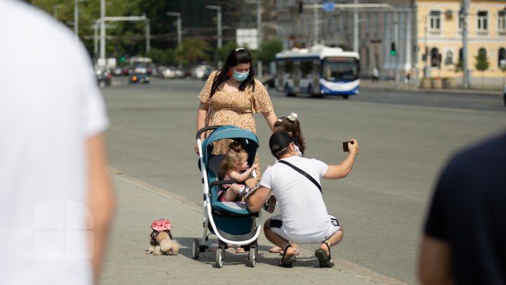 (FOTO) Angajații din industria divertismentului se plâng că pandemia i-a lăsat fără bani. Reacţia Guvernului după ce aceştia au ieşit la PROTEST