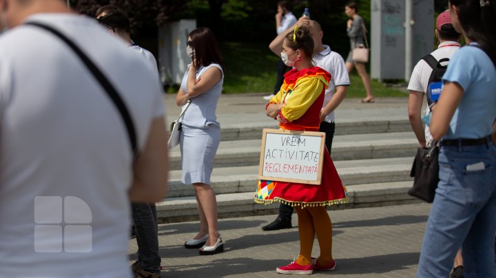 (FOTO) Angajații din industria divertismentului se plâng că pandemia i-a lăsat fără bani. Reacţia Guvernului după ce aceştia au ieşit la PROTEST