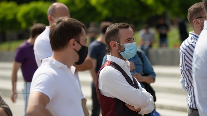 (FOTO) Angajații din industria divertismentului se plâng că pandemia i-a lăsat fără bani. Reacţia Guvernului după ce aceştia au ieşit la PROTEST