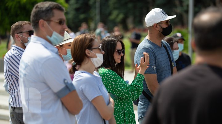 (FOTO) Angajații din industria divertismentului se plâng că pandemia i-a lăsat fără bani. Reacţia Guvernului după ce aceştia au ieşit la PROTEST