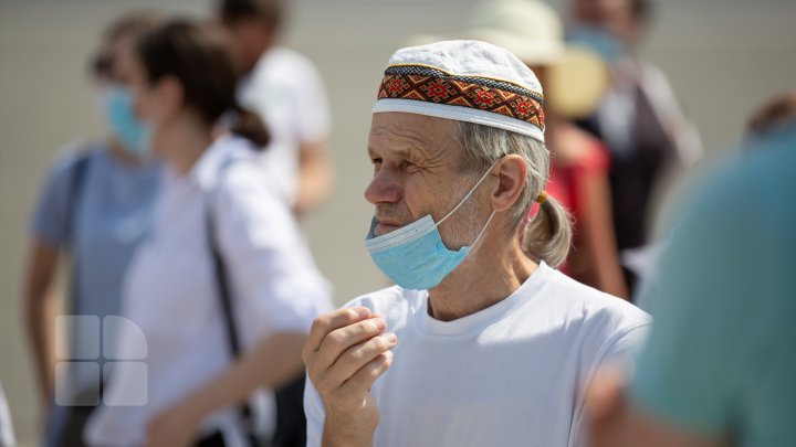 (FOTO) Angajații din industria divertismentului se plâng că pandemia i-a lăsat fără bani. Reacţia Guvernului după ce aceştia au ieşit la PROTEST