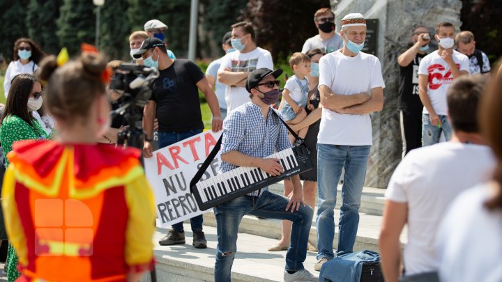 (FOTO) Angajații din industria divertismentului se plâng că pandemia i-a lăsat fără bani. Reacţia Guvernului după ce aceştia au ieşit la PROTEST