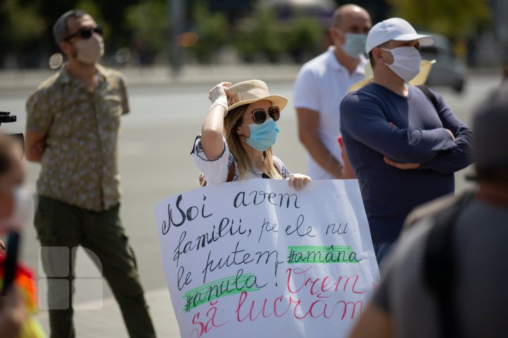 (FOTO) Angajații din industria divertismentului se plâng că pandemia i-a lăsat fără bani. Reacţia Guvernului după ce aceştia au ieşit la PROTEST