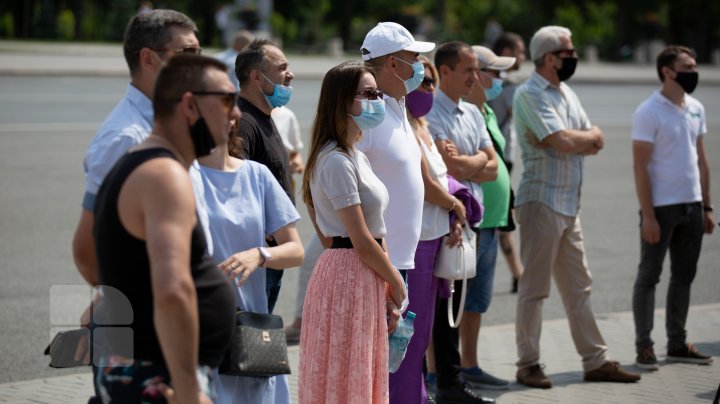 (FOTO) Angajații din industria divertismentului se plâng că pandemia i-a lăsat fără bani. Reacţia Guvernului după ce aceştia au ieşit la PROTEST