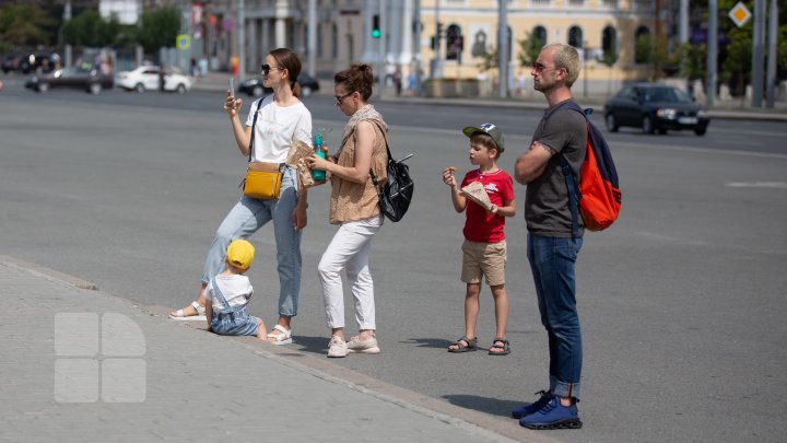 (FOTO) Angajații din industria divertismentului se plâng că pandemia i-a lăsat fără bani. Reacţia Guvernului după ce aceştia au ieşit la PROTEST