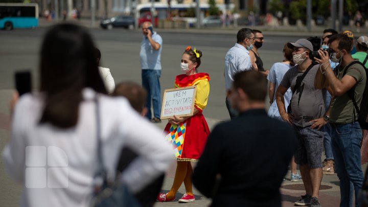 (FOTO) Angajații din industria divertismentului se plâng că pandemia i-a lăsat fără bani. Reacţia Guvernului după ce aceştia au ieşit la PROTEST