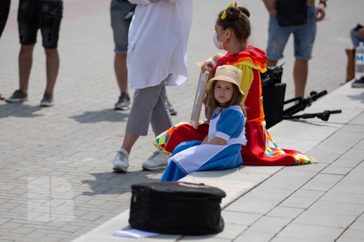 (FOTO) Angajații din industria divertismentului se plâng că pandemia i-a lăsat fără bani. Reacţia Guvernului după ce aceştia au ieşit la PROTEST