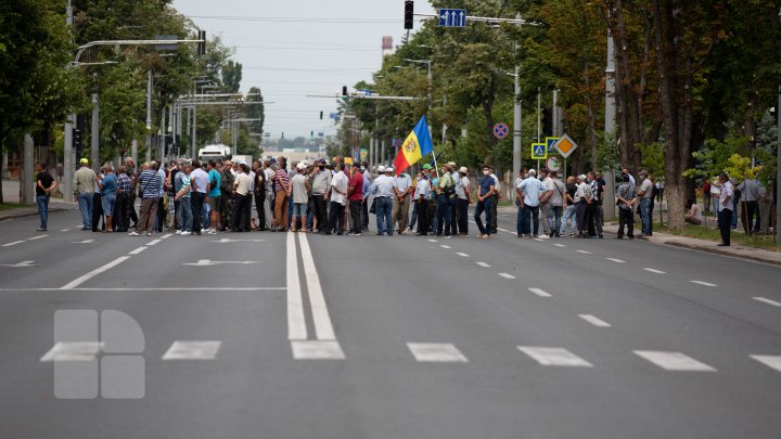 Veteranii războiului de pe Nistru, SUPĂRAŢI pe guvernare. FOTOREPORT de la protestul din faţa Parlamentului