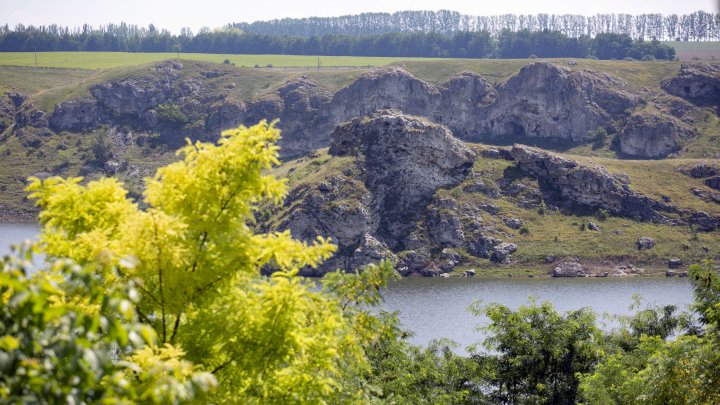 "Marea din Moldova", luată cu asalt de moldoveni. Peisaje din nordul ţării, care te duc cu gândul într-o altă lume (FOTOREPORT) 