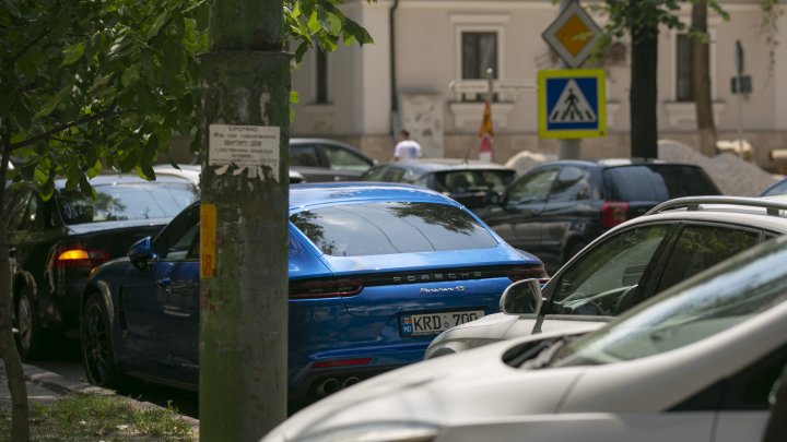 (FOTOREPORT) Străzile din Capitală, transformate în parcări neautorizate. Poliţia aplică amenzi, iar şoferii se plâng că nu sunt locuri amenajate