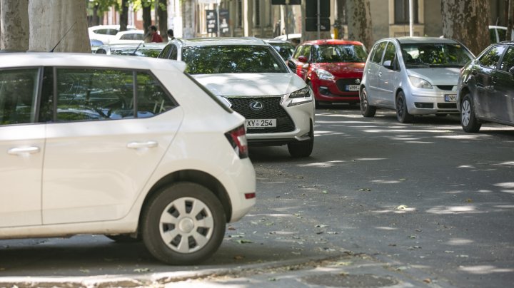 (FOTOREPORT) Străzile din Capitală, transformate în parcări neautorizate. Poliţia aplică amenzi, iar şoferii se plâng că nu sunt locuri amenajate