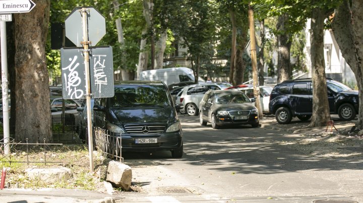 (FOTOREPORT) Străzile din Capitală, transformate în parcări neautorizate. Poliţia aplică amenzi, iar şoferii se plâng că nu sunt locuri amenajate