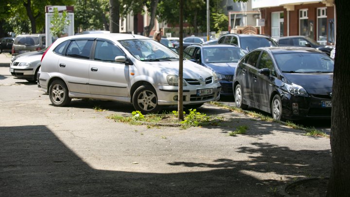 (FOTOREPORT) Străzile din Capitală, transformate în parcări neautorizate. Poliţia aplică amenzi, iar şoferii se plâng că nu sunt locuri amenajate
