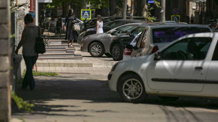 (FOTOREPORT) Străzile din Capitală, transformate în parcări neautorizate. Poliţia aplică amenzi, iar şoferii se plâng că nu sunt locuri amenajate