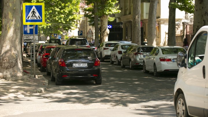 (FOTOREPORT) Străzile din Capitală, transformate în parcări neautorizate. Poliţia aplică amenzi, iar şoferii se plâng că nu sunt locuri amenajate