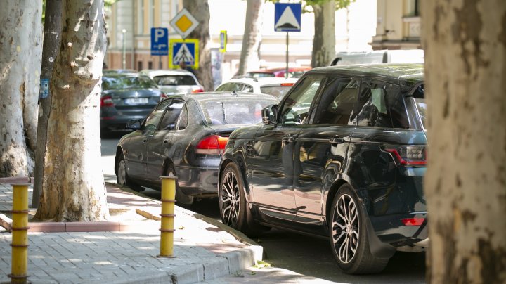 (FOTOREPORT) Străzile din Capitală, transformate în parcări neautorizate. Poliţia aplică amenzi, iar şoferii se plâng că nu sunt locuri amenajate