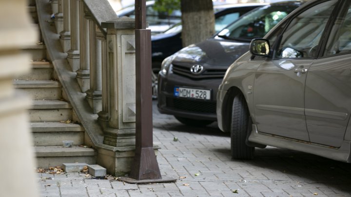 (FOTOREPORT) Străzile din Capitală, transformate în parcări neautorizate. Poliţia aplică amenzi, iar şoferii se plâng că nu sunt locuri amenajate