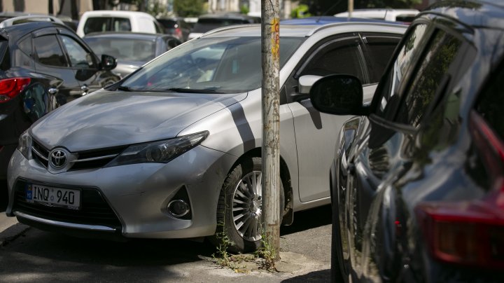 (FOTOREPORT) Străzile din Capitală, transformate în parcări neautorizate. Poliţia aplică amenzi, iar şoferii se plâng că nu sunt locuri amenajate