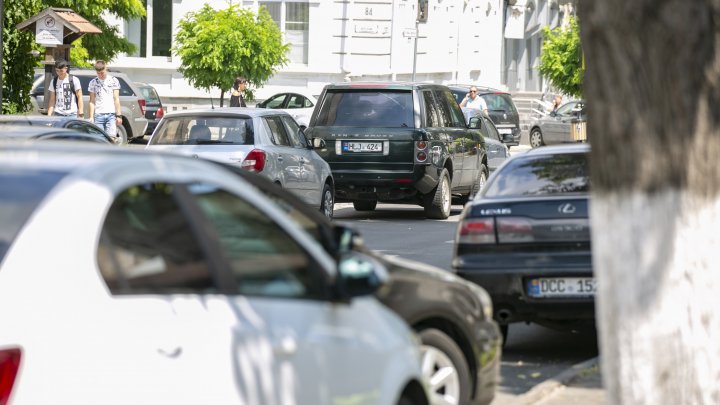 (FOTOREPORT) Străzile din Capitală, transformate în parcări neautorizate. Poliţia aplică amenzi, iar şoferii se plâng că nu sunt locuri amenajate