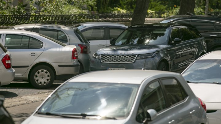 (FOTOREPORT) Străzile din Capitală, transformate în parcări neautorizate. Poliţia aplică amenzi, iar şoferii se plâng că nu sunt locuri amenajate