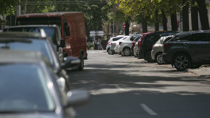 (FOTOREPORT) Străzile din Capitală, transformate în parcări neautorizate. Poliţia aplică amenzi, iar şoferii se plâng că nu sunt locuri amenajate